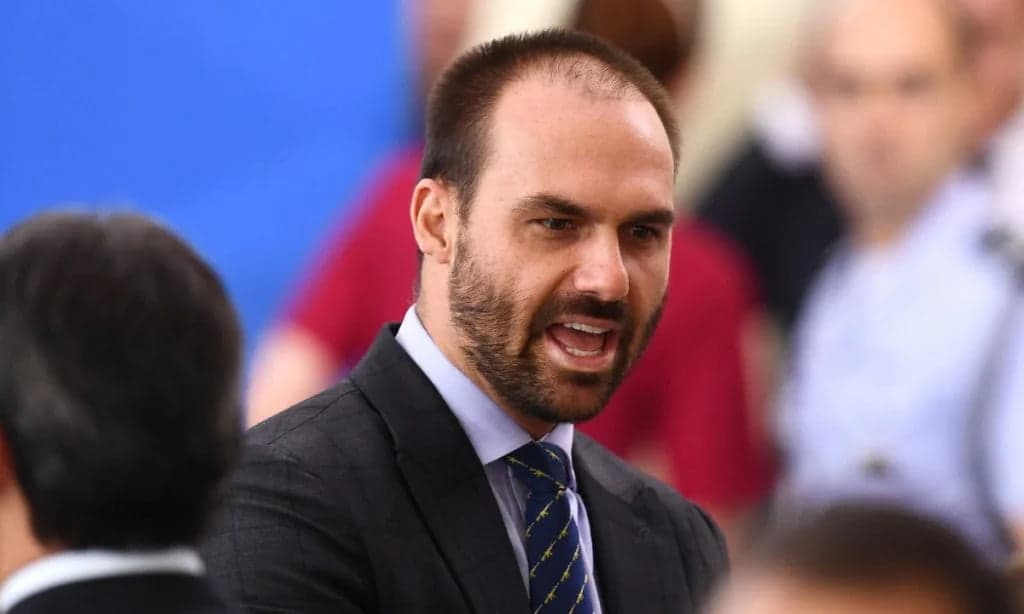 TSE manda Eduardo Bolsonaro retirar notícia falsa sobre Lula das redes sociais