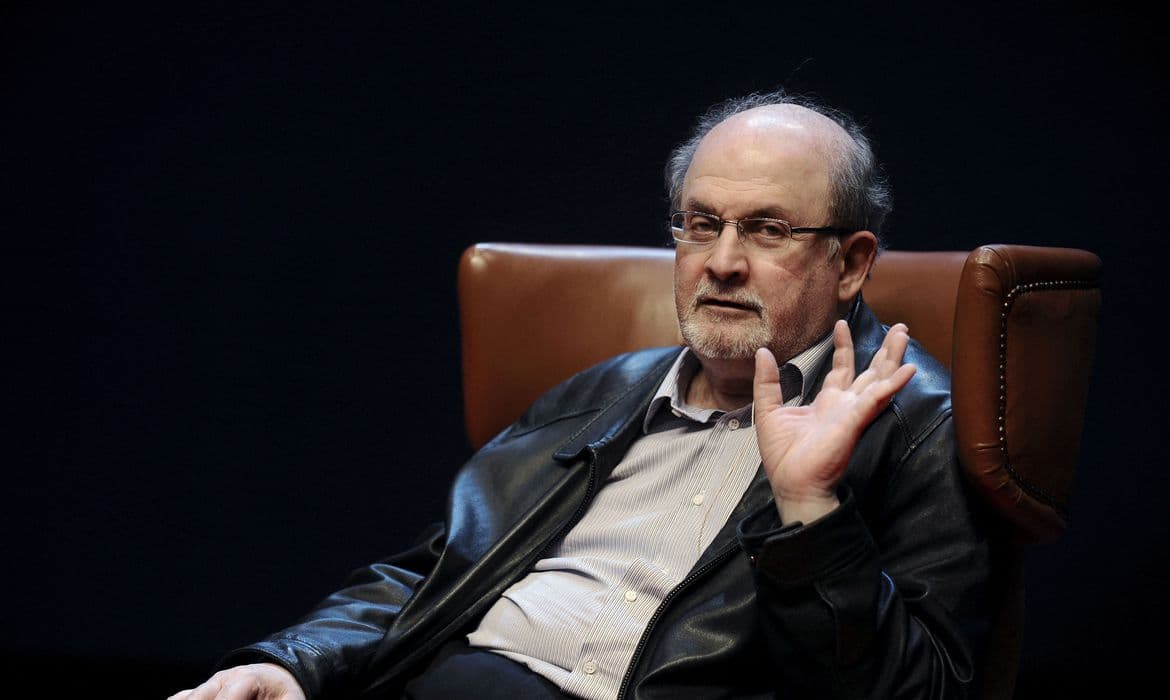Rushdie responde perguntas dos investigadores do atentado