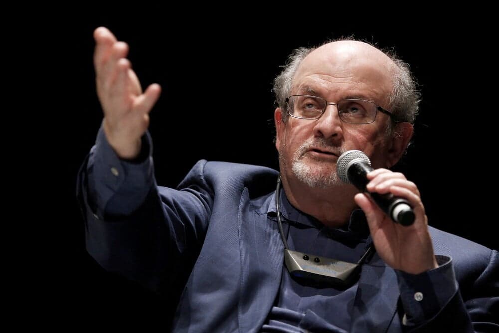 Escritor Salman Rushdie é esfaqueado em Nova York