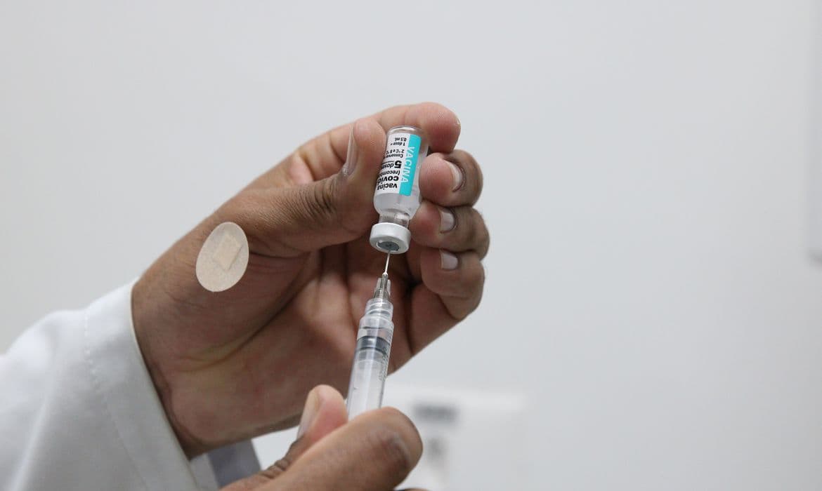 Brasil registra 247 mortes e 23,5 mil novos casos de covid-19