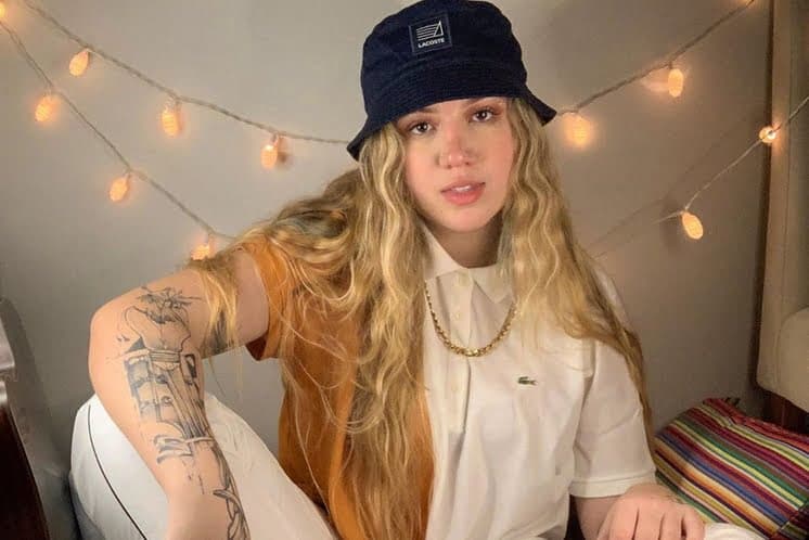 &#8220;Fui inocente&#8221;, desabafa compositora de hit de Luísa Sonza