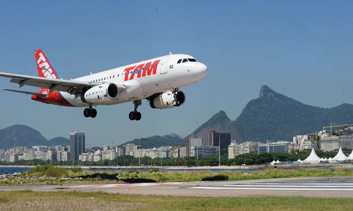 Programa Voa Brasil, com passagens aéreas por R$ 200, começa em abril, diz ministro