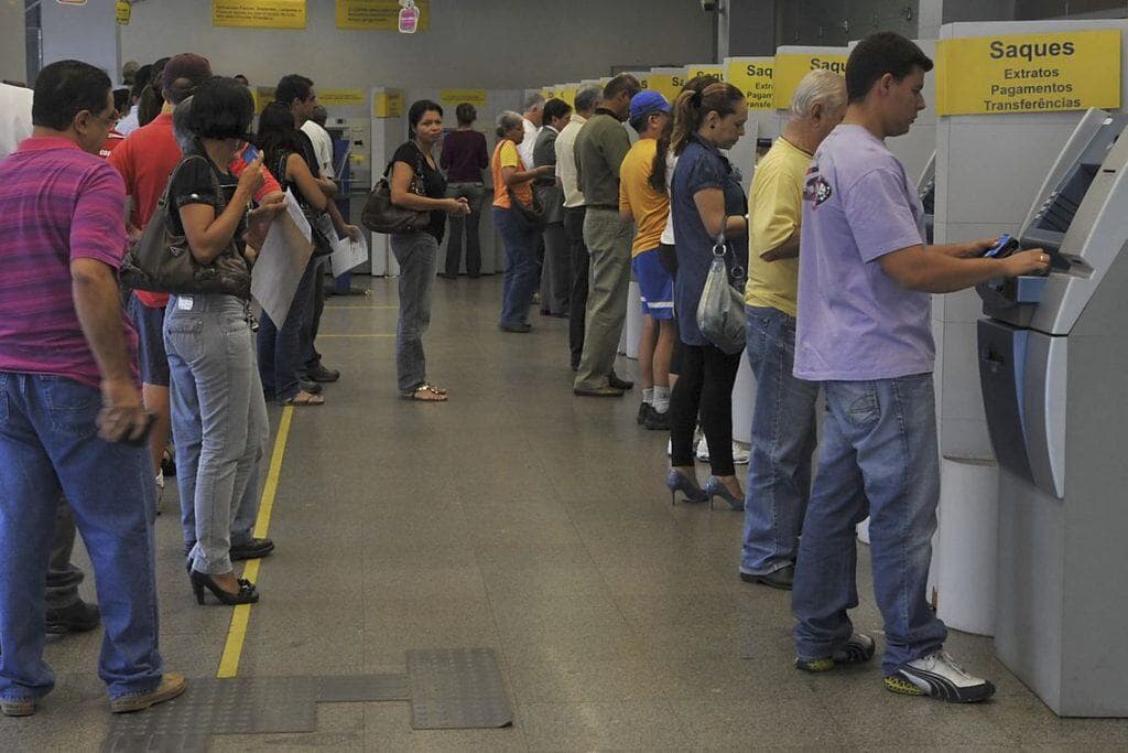 Governo federal eleva projeção do salário mínimo para 2023
