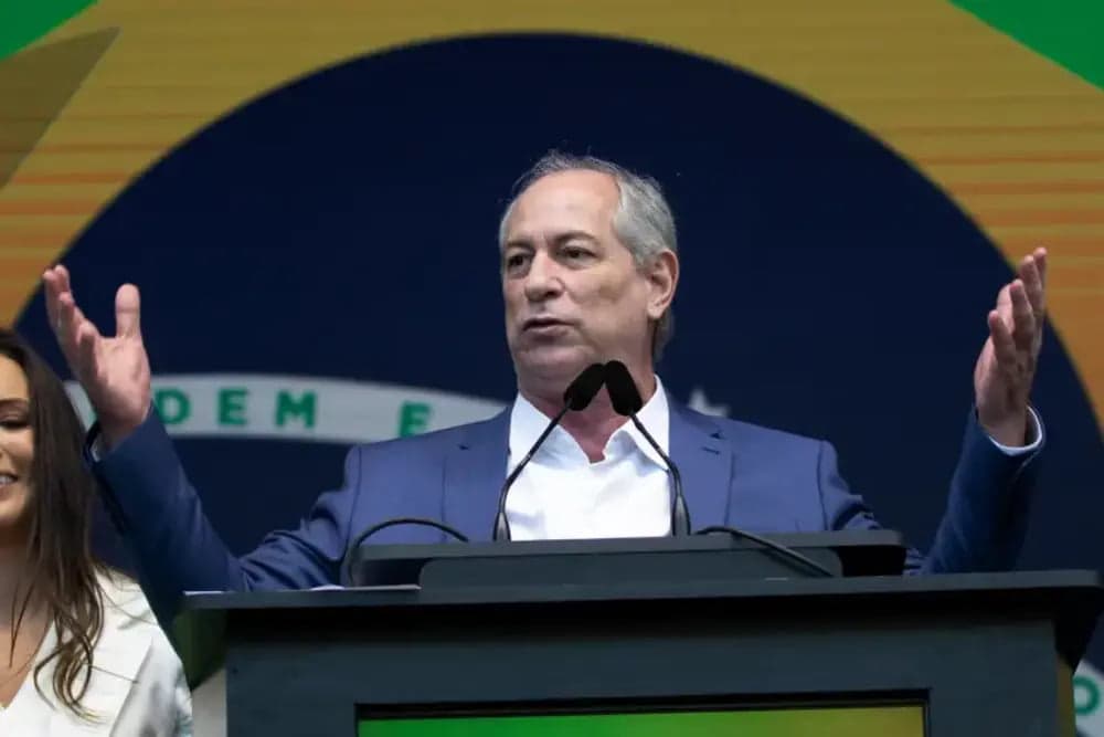 “Minha candidatura está de pé&#8221;, declara Ciro em pronunciamento