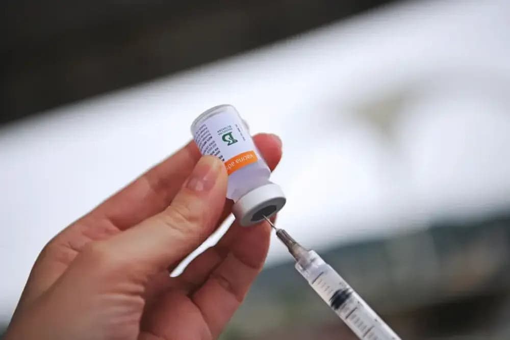 Ministério da Saúde recebe doses de CoronaVac para imunização de crianças