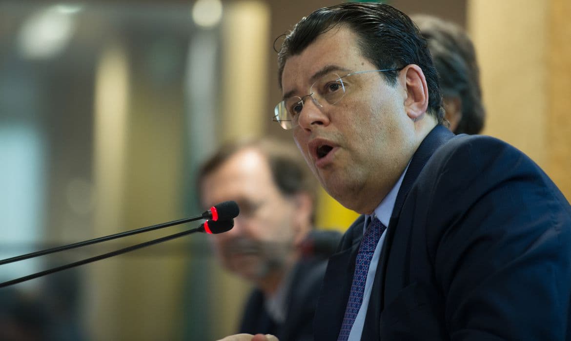 MPE emite decisão favorável à mudança de cor de Eduardo Braga