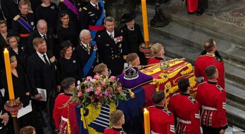 Funeral público da rainha Elizabeth II chega ao fim