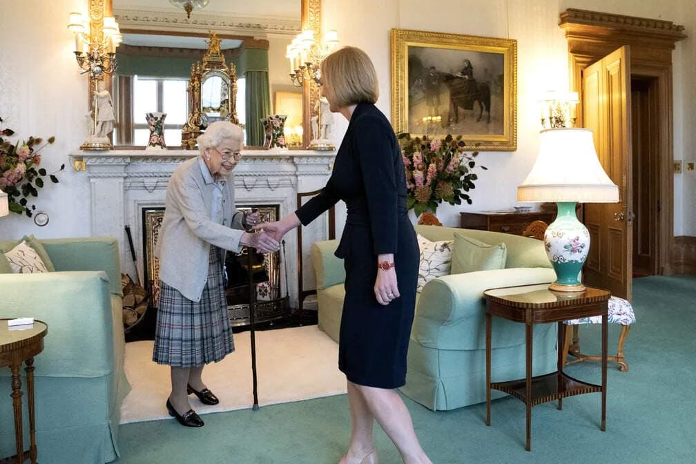 Rainha Elizabeth II empossa nova primeira-ministra do Reino Unido