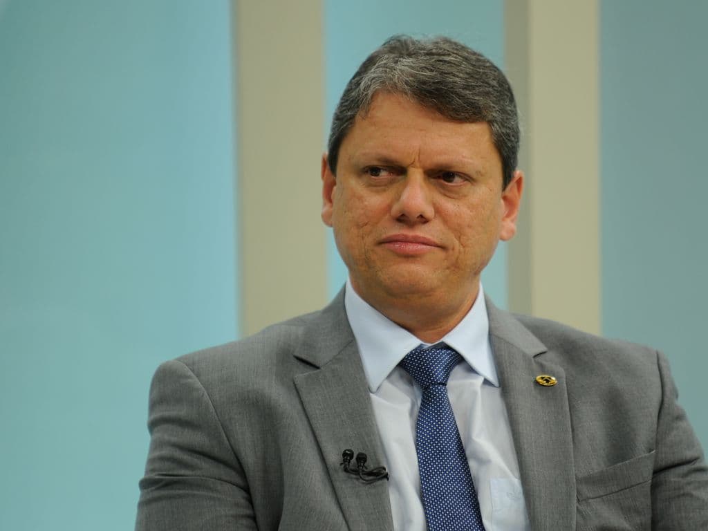 Tarcísio de Freitas defende punição a deputado que intimidou jornalista