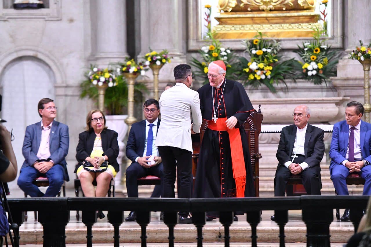 Autoridades participam da acolhida do cardeal Leonardo