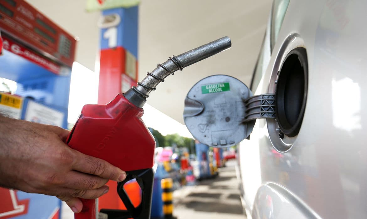 Vereador denuncia postos de combustíveis por não repassarem redução na refinaria ao consumidor