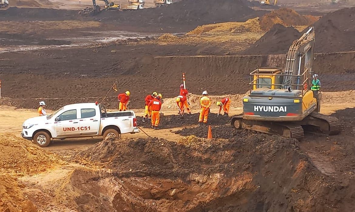 Bombeiros encontram crânio humano em Brumadinho