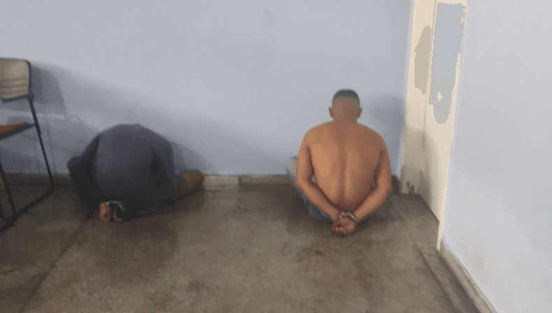 Dupla é presa com arma falsa no Adrianópolis