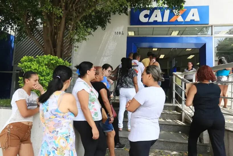 Governo federal aumenta repasses do Auxílio Brasil no período eleitoral