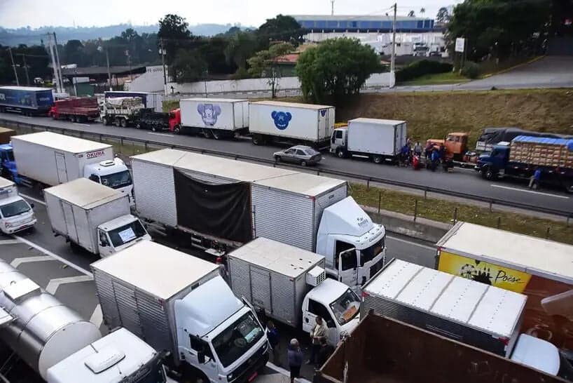 Governo federal adianta pagamento de auxílio a caminhoneiros e taxistas