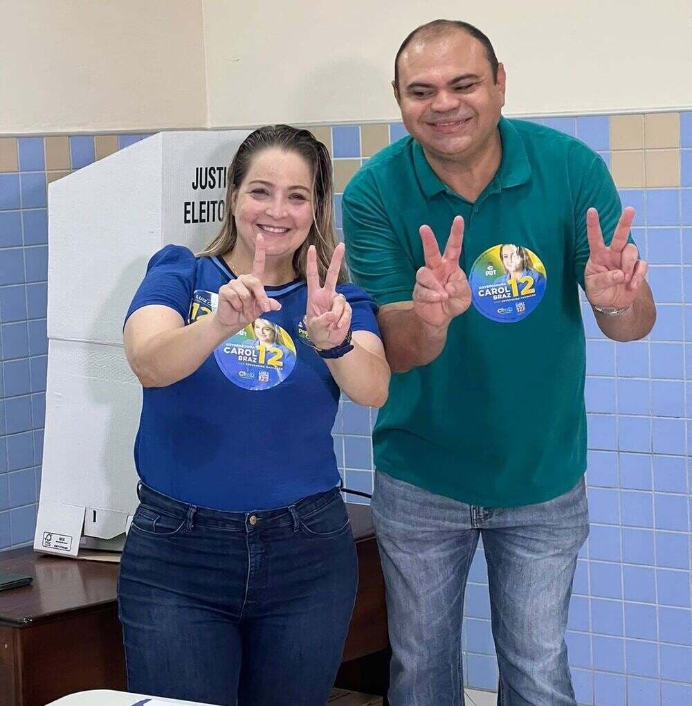 Carol Braz vota em seção eleitoral no Aleixo