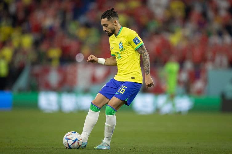 &#8220;A disputa é muito sadia dentro do grupo&#8221;, diz Alex Telles