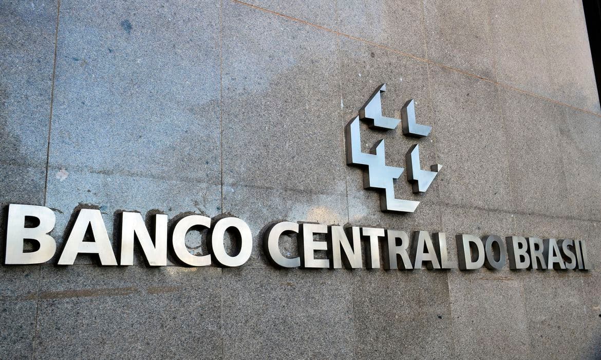 Copom eleva juros básicos da economia para 12,25% ao ano e surpreende mercado