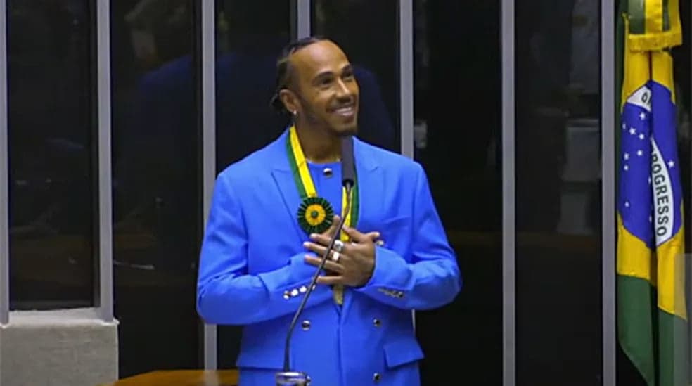 Campeão da F1 Lewis Hamilton recebe título de cidadão brasileiro