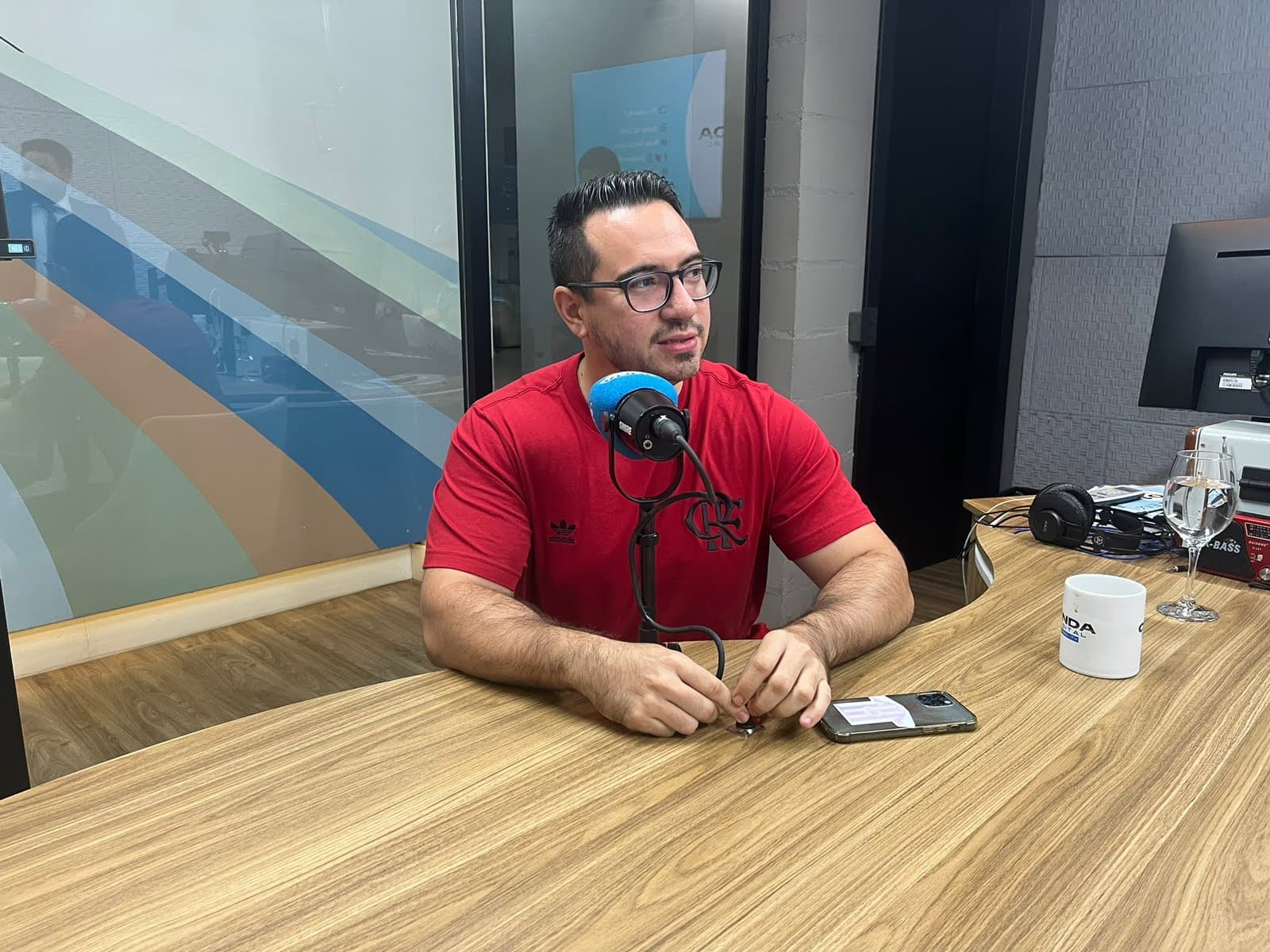 &#8220;Políticos vivem numa sociedade secreta da mamata&#8221;, diz Rodrigo Guedes