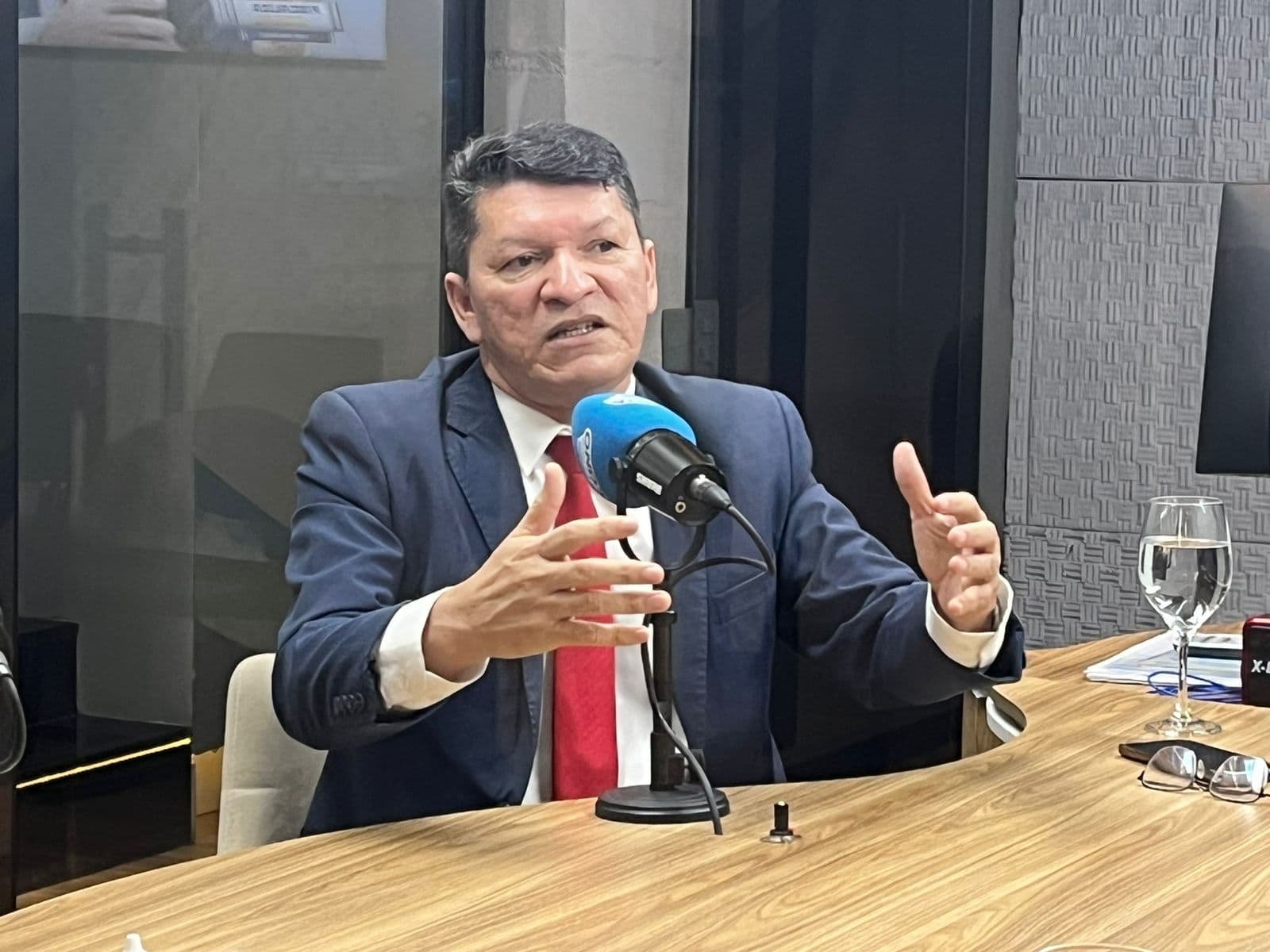 Carlos Santiago: &#8220;Intervenção militar no Brasil seria o caos, e não tem respaldo&#8221;