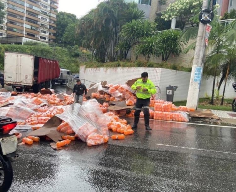 Trânsito caótico : carga de refrigerante em via congestiona Parque dez, neste sábado (17)