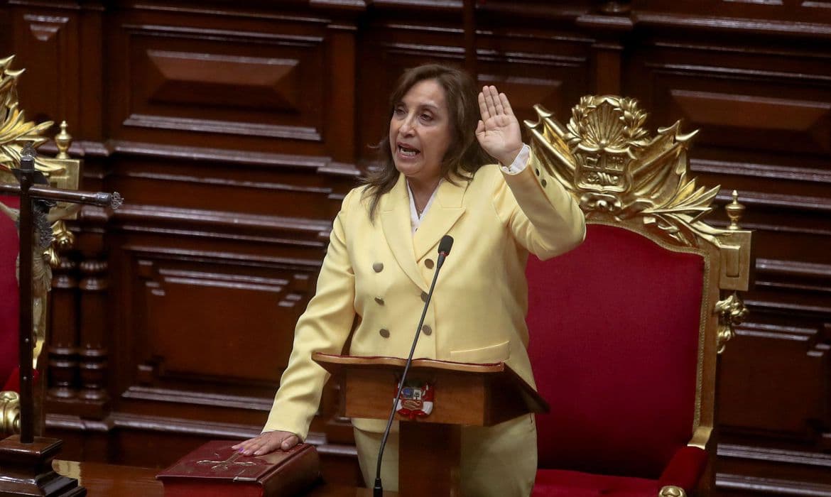 Presidente do Peru fala de eleições antecipadas e pede calma ao país