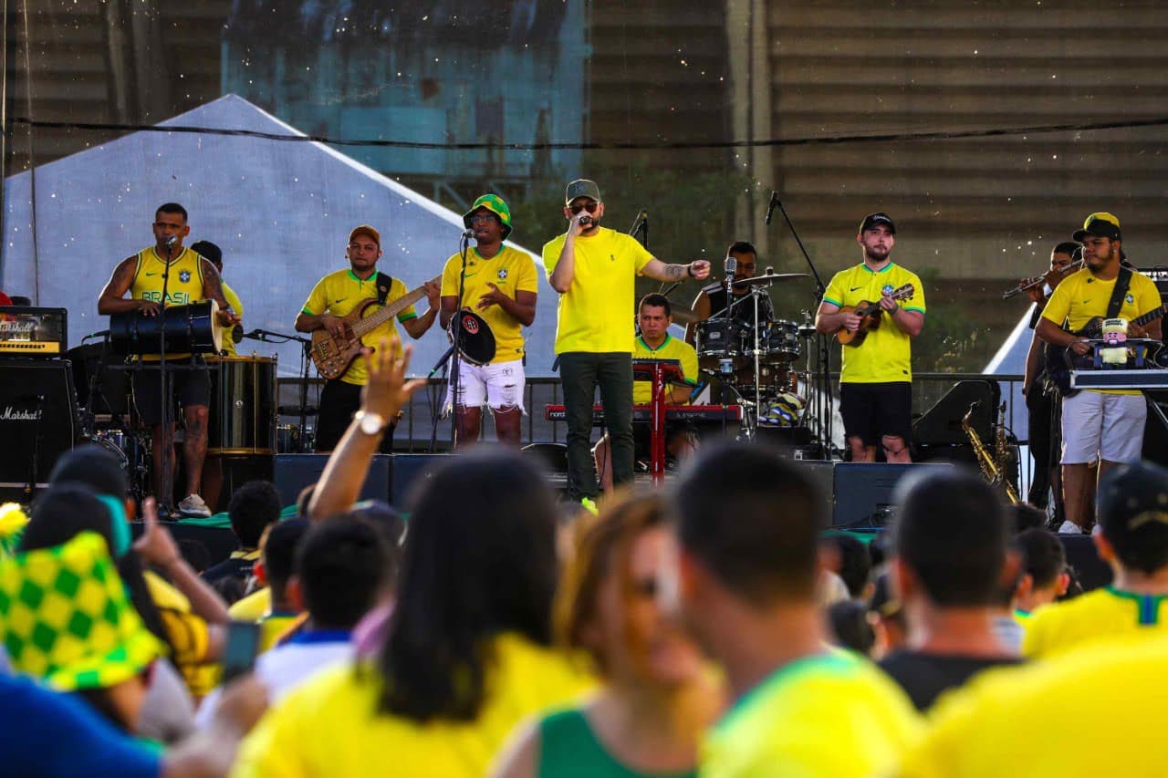 Torcedores comemoram vitória do Brasil com show na Arena