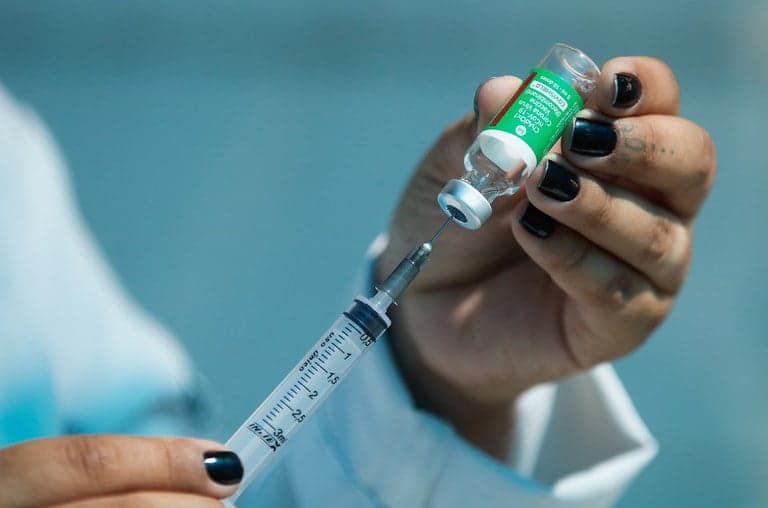 Chega no Brasil primeiro lote de vacina para combater a Ômicron