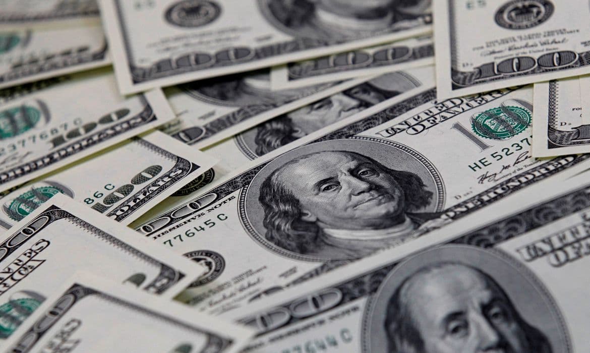Dólar fecha em leve alta em meio a incertezas sobre PEC da Transição