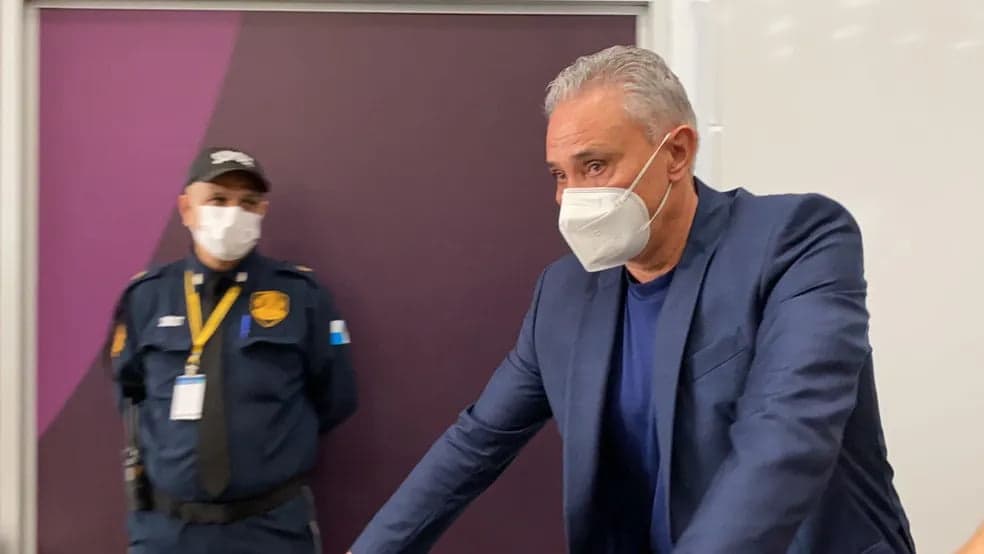 Seleção desembarca no Brasil, e Tite é aplaudido