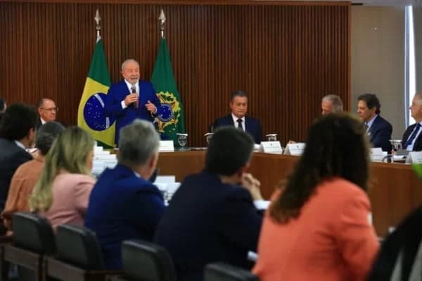 Lula faz 1ª reunião com ministros, &#8220;com hora só para começar&#8221;