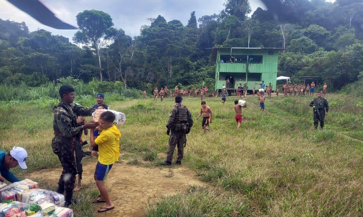 Governo transporta 4 toneladas de alimentos para comunidade yanomami