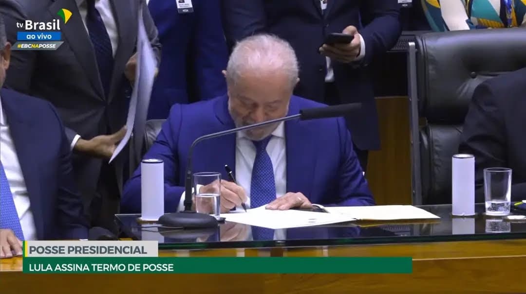 &#8220;Democracia para sempre&#8221;, diz Lula ao tomar posse como presidente