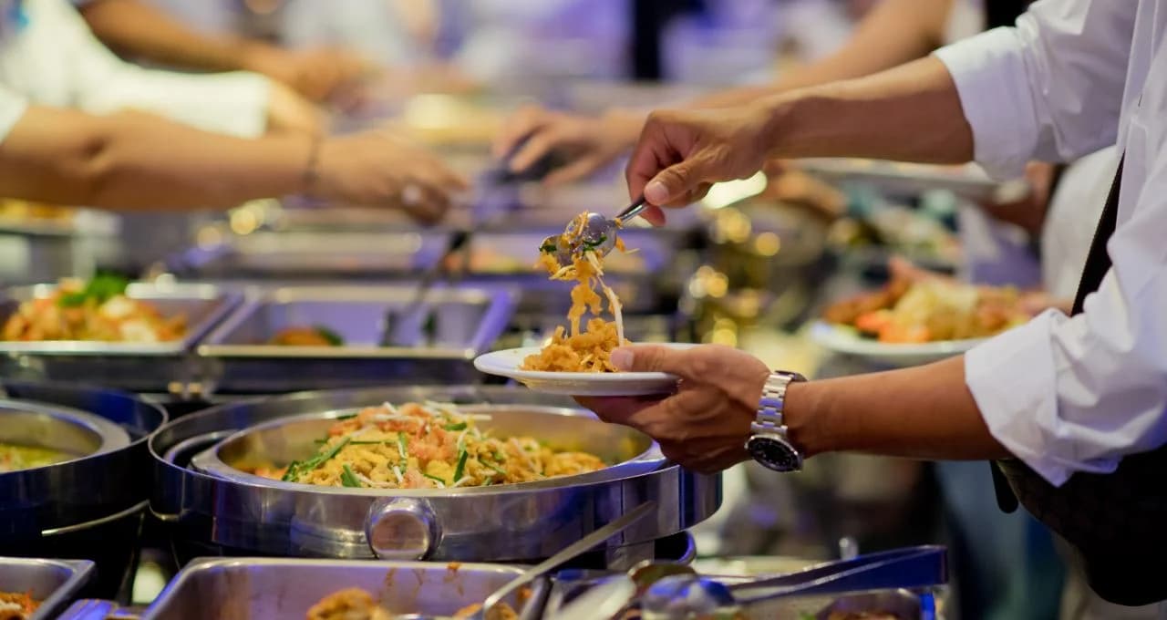 Comer fora custou mais barato em 2022, diz IBGE
