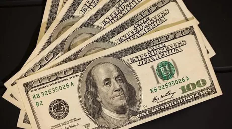 Dólar sobe após denúncia contra Bolsonaro e ansiedade pela ata do Fed