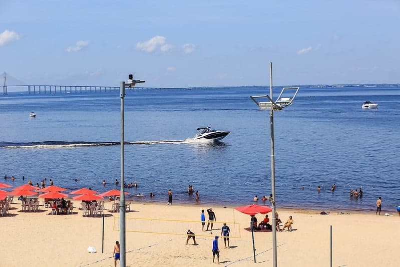 Embarcações ultrapassam limites na Ponta Negra e colocam banhistas em risco