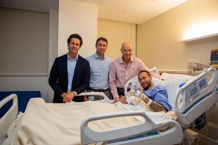 Neymar posta foto após cirurgia e recebe alta