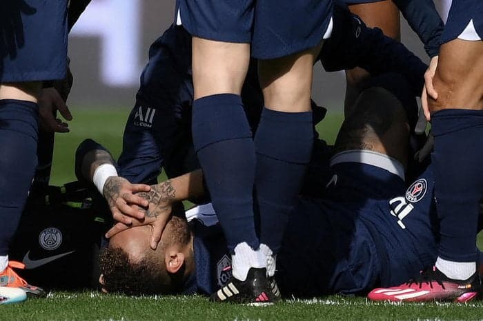 Neymar será operado no tornozelo e ficará sem jogar por 4 meses