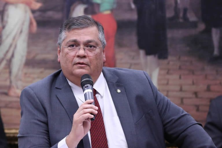 Em sabatina, Dino nega ter sido informado sobre ataques a Brasília
