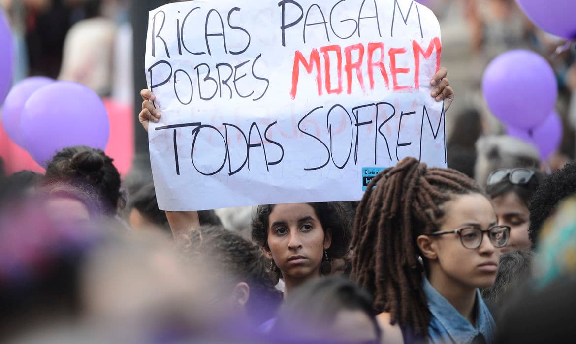 Pesquisa: Uma a cada sete mulheres com até 40 anos já fez aborto
