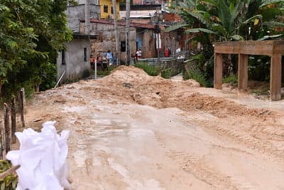 Mais de 130 residências em risco são interditadas no bairro Jorge Texeira