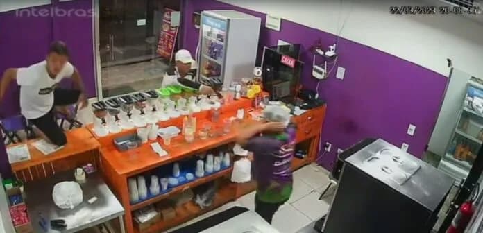 VÍDEO: Dupla finge ser cliente e assalta açaí no Monte das Oliveiras