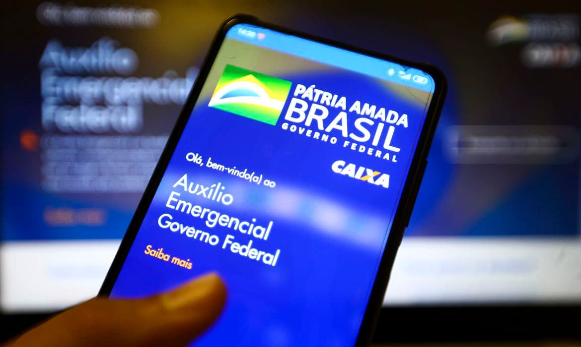 Suspeitos de fraudes no Auxílio Emergencial são alvo da PF em 12 estados