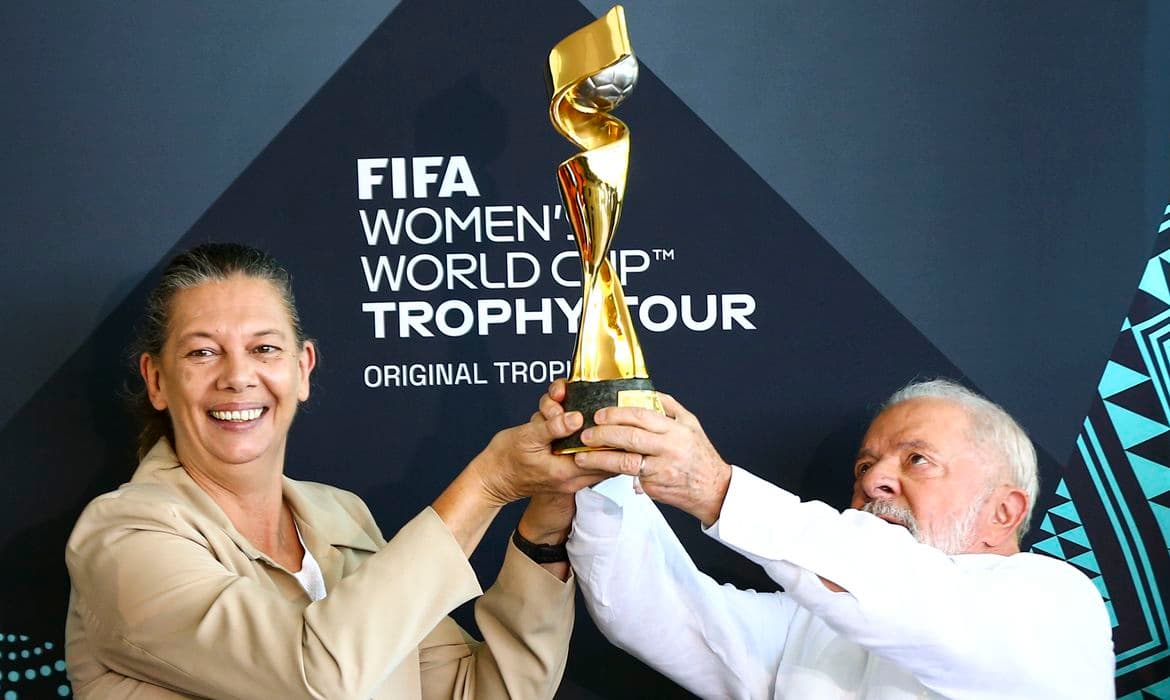Lula apoia Copa de Futebol Feminino em 2027 no Brasil: &#8220;tem estádios muito bons&#8221;