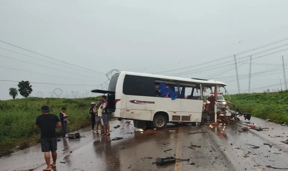 CENAS FORTES: Acidente entre micro-ônibus e caminhão deixa 12 mortos no Pará