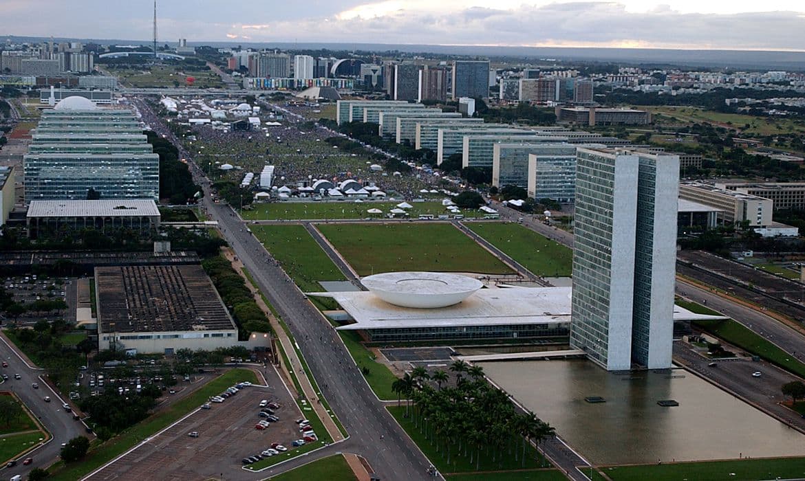 Servidores públicos têm reajuste salarial de 9%, anuncia governo federal