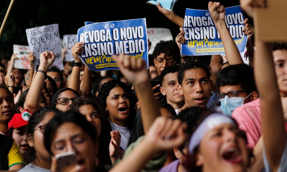MEC vai suspender Novo Ensino Médio e mudanças no Enem