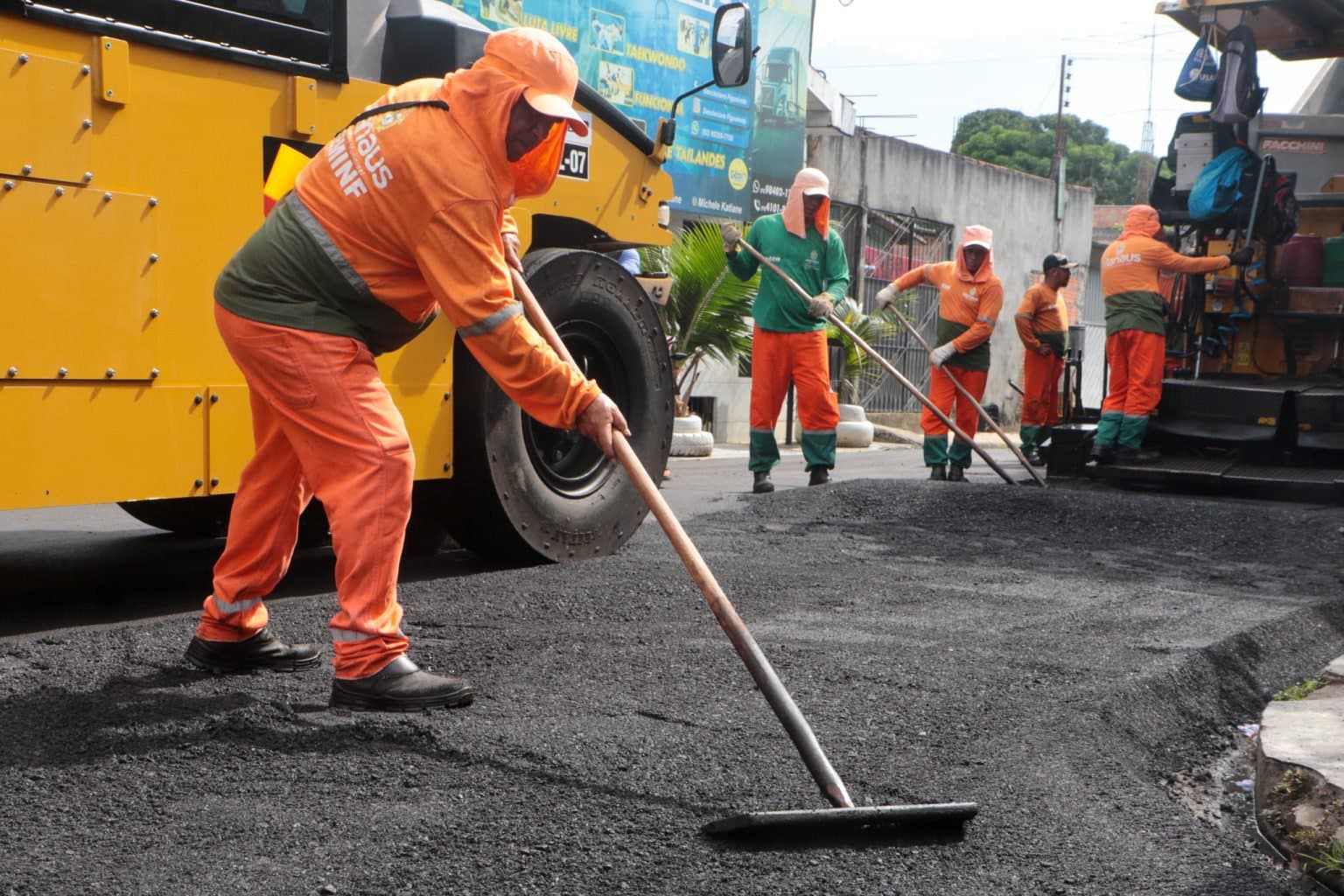 Com cimento asfáltico em falta, obras são paralisadas em Manaus