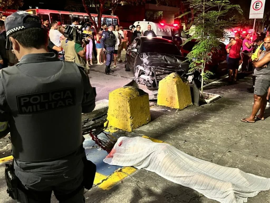 Veja vídeos: motorista de BMW fura sinal e mata passageira de Uber